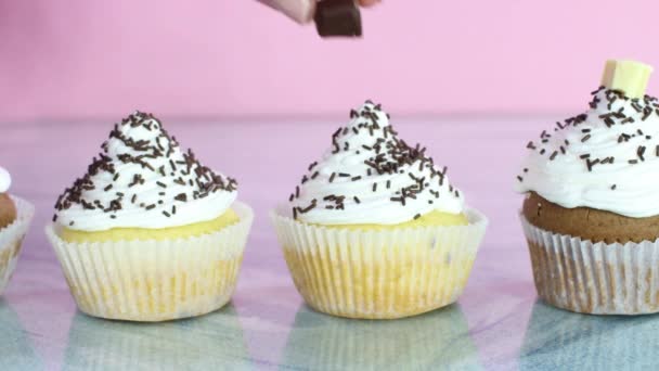 Colocando Chocolate Branco Preto Topo Bolos Xícara Decorados Com Creme — Vídeo de Stock