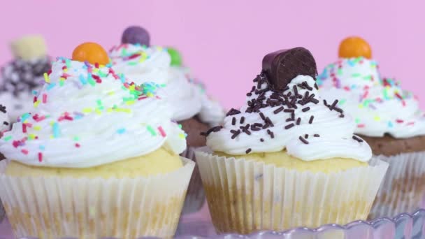 Nahaufnahme Von Süßen Tassen Kuchen Mit Sahne Und Krümeln Für — Stockvideo