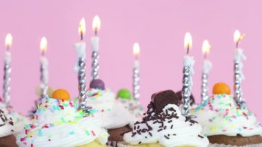 Doğum günü pastası kremalı ve yanan mumlu.