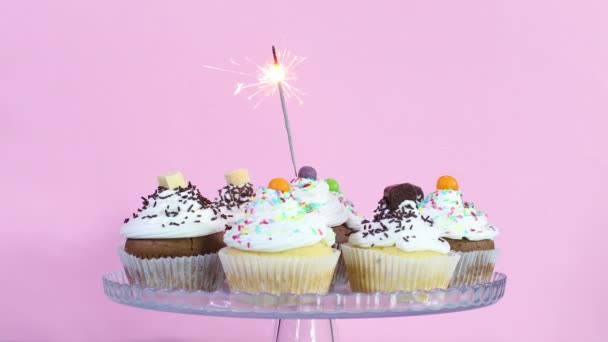 Vela Fogo Queimando Bolos Xícara Servidos Placa Para Festa Aniversário — Vídeo de Stock