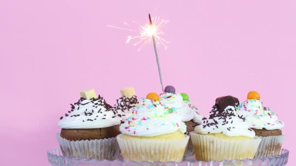 Närbild Eld Ljus Brinner Läckra Cupcakes Med Grädde Och Smulor — Stockvideo