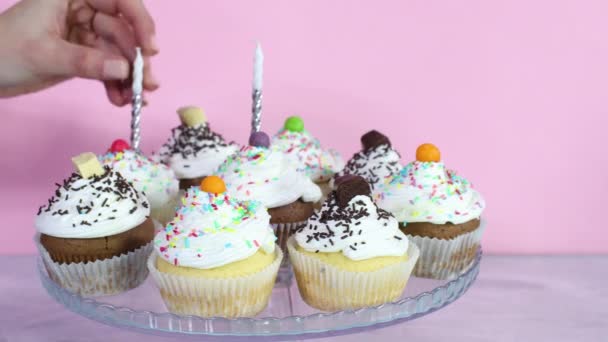 Umieścić Świece Urodzinowe Ciastka Filiżanki Śmietaną Imprezę — Wideo stockowe