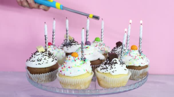 Kaarsen Aansteken Cupcakes Voor Verjaardagsfeestje — Stockvideo
