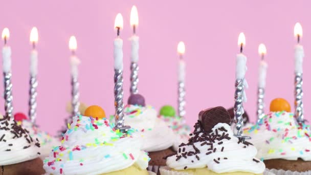 Brennende Kerzen Auf Cupcakes Für Geburtstagsparty — Stockvideo