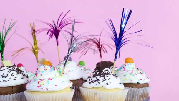 Вечірка Прикрашена Чашкою Тортів Білим Кремом Крихтами — стокове відео