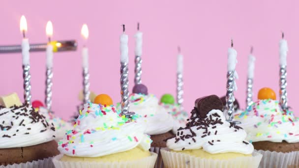 Zapalanie Świec Urodzinowych Pyszne Ciasta Filiżanki Imprezę — Wideo stockowe