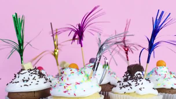 Köstliche Süße Tasse Kuchen Für Party Auf Rosa Thema Dekoriert — Stockvideo