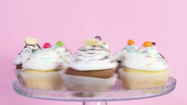 Kristálytányéron Felszolgált Forgó Csészés Sütemények — Stock videók