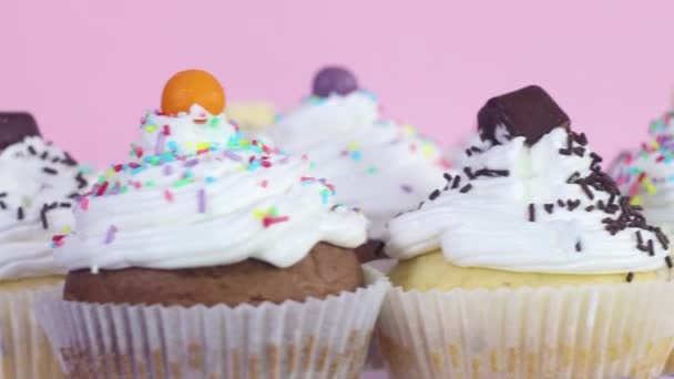 Close Bolos Xícara Rotativa Com Creme Branco Servido Para Festa — Vídeo de Stock