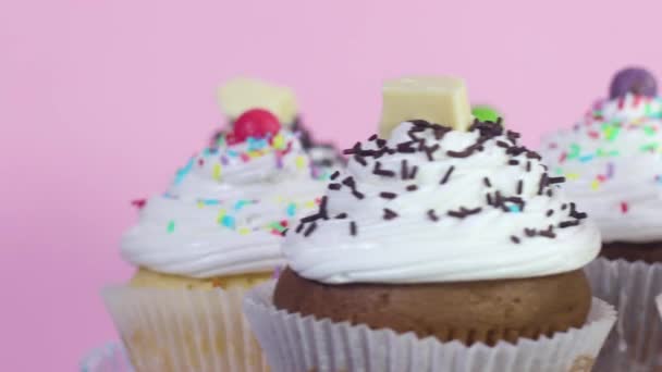 Close Van Cupcakes Met Witte Room Roteren Plaat Geserveerd Voor — Stockvideo