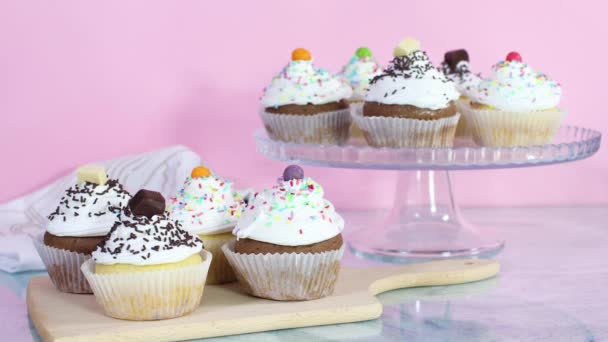 Bolos Xícara Doce Servidos Mesa Para Festa Com Creme Branco — Vídeo de Stock