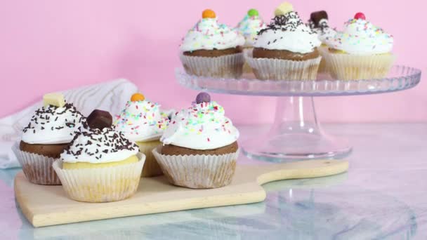 Bolos Xícara Doce Servidos Mesa Para Festa Com Creme Branco — Vídeo de Stock