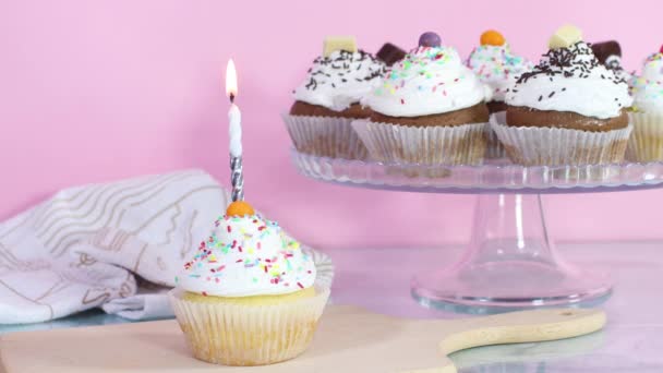 Vela Cumpleaños Ardiente Torta Taza Servida Para Fiesta Cumpleaños Mesa — Vídeo de stock