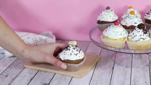 Encender Vela Cumpleaños Torta Taza Servida Mesa — Vídeos de Stock