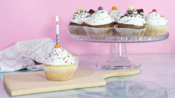 Vela Aniversário Soprando Bolo Copo Doce Servido Mesa Para Festa — Vídeo de Stock