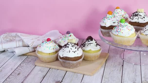 Όμορφα Testy Cupcakes Διακοσμημένα Κρέμα Σερβίρεται Στο Τραπέζι — Αρχείο Βίντεο