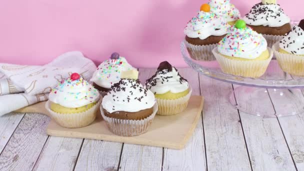 Testy Cupcakes Decorados Com Creme Servido Mesa — Vídeo de Stock