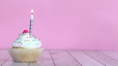 Mumu kremalı tatlı fincan kekin üzerinde yakıyorum.