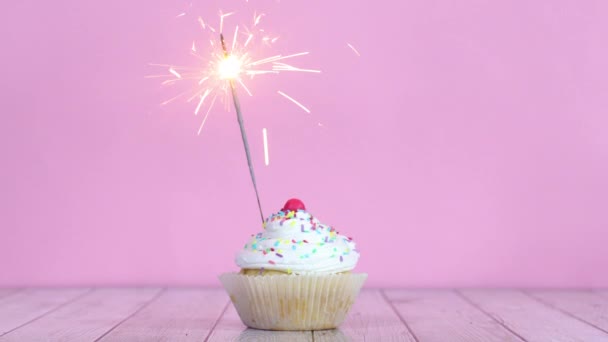 Bougie Feu Brûlante Sur Gâteau Tasse Sucré Avec Crème Blanche — Video