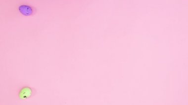 Renkli yumurtalar ve Mutlu Paskalya metinleri pembe temanın sol tarafında beliriyor. Hareketi durdur