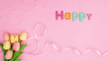 Pastel pembe temalı çiçekli mutlu kadınlar günü metni. Hareketi durdur