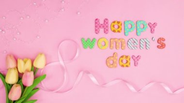 Mutlu kadınlar günü mesajları pembe temalı çiçekler ve kurdelelerle. Hareketi durdur