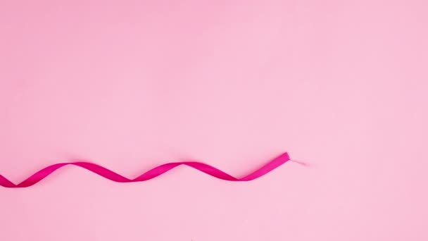 Roze Lint Bloemen Cadeau Verschijnen Roze Thema Stop Met Bewegen — Stockvideo