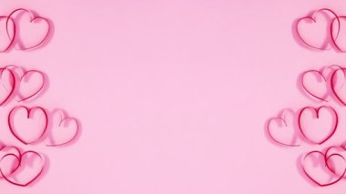 Sevgililer günü kalbi solda ve sağda görünüyor.