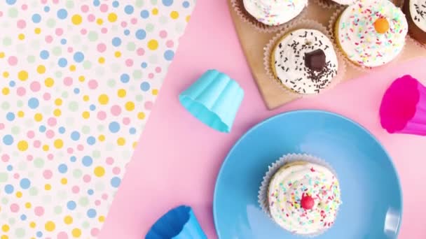 Heerlijke Cupcakes Geserveerd Tafel Stop Met Bewegen — Stockvideo