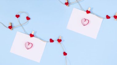 Valentine, ipe bağlanmış kağıtlardaki kalpleri sever. Hareketi durdur