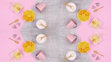 Çay takımları ve malzemeler masanın üzerinde hareket ediyor. Hareketi durdur