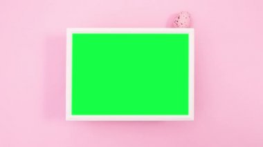 Paskalya yumurtaları çerçevenin etrafında yeşil ekran ile görünür. Hareketi durdur