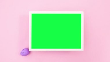 Paskalya yumurtaları ve pembe perdeli çerçeveler. Hareketi durdur