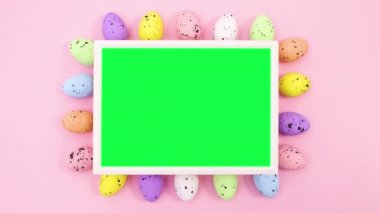 Paskalya yumurtaları yeşil ekran ile çerçevenin etrafında hareket eder. Hareketi durdur