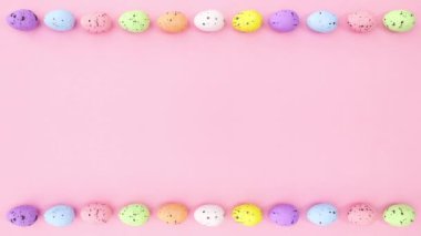 Paskalya yumurtaları pembe temanın üstünde ve altında dönüyor. Hareketi durdur