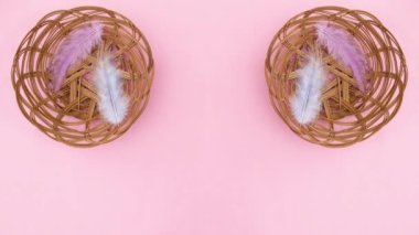 İki tane tüylü ahşap sepet ve Paskalya yumurtası. Hareketi durdur