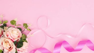 Çiçek kurdeleleri ve incilerle romantik bir düğün süsü. Hareketi durdur
