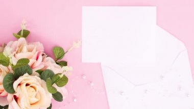 Zarfta yazılı kağıt ve pembe temalı gül buketi. Kadınlar Günü Durdurma Hareketi 