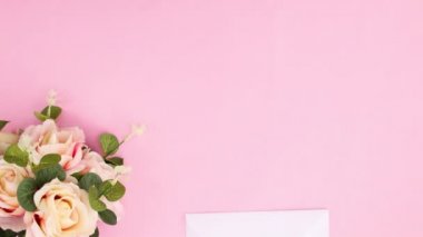 Kağıt ve çiçekli zarf pembe temalı dilekler için görünür. Hareketi durdur