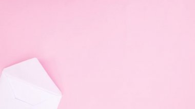 Aşk mektupları zarfın içinde romantik güllerle birlikte görünür. Kadınlar Günü Durdurma Hareketi 