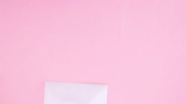 Romantik bir buket gül ve kağıda yazılmış bir zarf. Hareketi durdur Kadınlar Günü