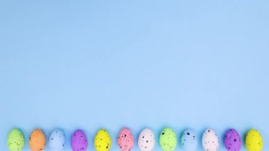 Mavi temalı paskalya yumurtalarını taşımak ve iki bacağı olan yumurta dışarı çıkmak. Hareketi durdur