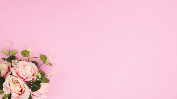 ピンクをテーマに 花リボンや真珠がロマンチックな装飾が施されています 動くな — ストック動画