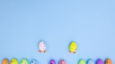 Bacakları olan iki yumurta görünür ve hareket eder ve Paskalya için diğer yumurtalar ortaya çıkar. Hareketi durdur