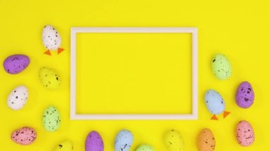 Mesaj ve paskalya yumurtaları için çerçeve sarı tema üzerinde hareket eder. Hareketi durdur 