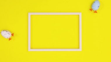 Yazı çerçevesi sarı temada belirir ve Paskalya için yumurta da görünür. Hareketi durdur