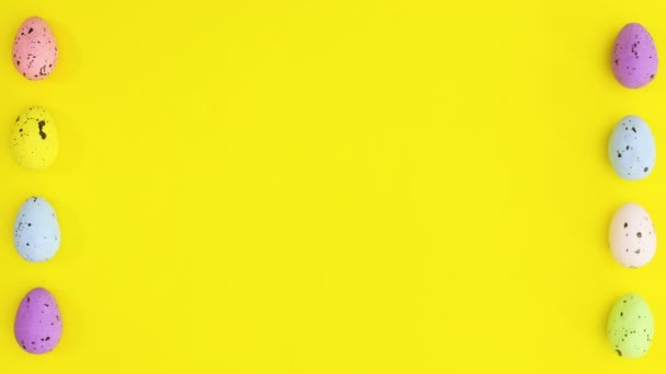 イースターエッグ黄色のテーマの左右に回転するさまざまな色 動くな — ストック動画