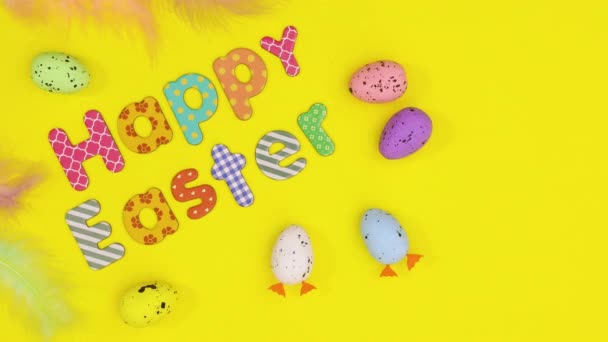 Счастливый Пасхальный Текст Движущиеся Яйца Желтую Тему Стоп Движение — стоковое видео