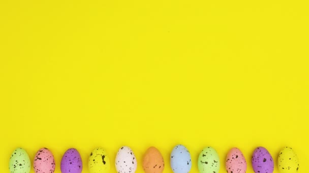 Счастливые Пасхальные Яйца Появляются Исчезают Дне Желтой Темы Стоп Движение — стоковое видео