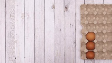 Yumurtalar tahta temanın sağ tarafında kutuda görünür. Hareketi durdur